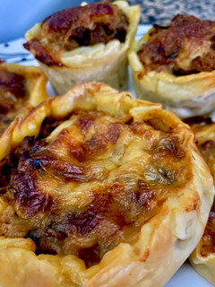 Una foto de 🥘TARTELETAS Y CANASTITAS 🥘 DE COLIFLOR🥘🧀🥕🧅🥕🧀ZANAHORIAS🥕 Y 🧅CEBOLLA🧅
