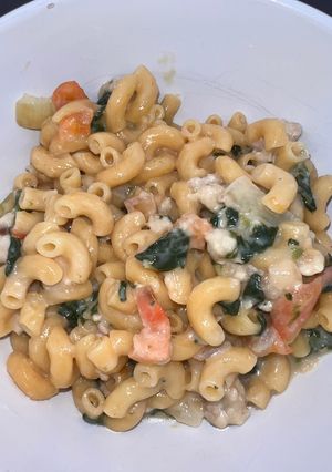 A picture of 3 cheese turkey Mac and cheese.