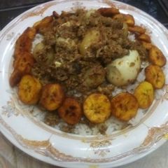 A picture of Meat souce with plantain.