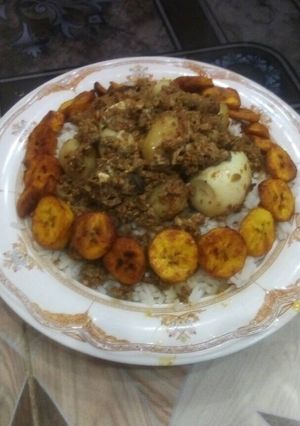 A picture of Meat souce with plantain.
