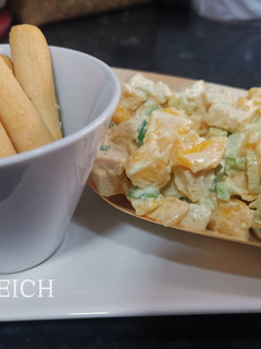 Una foto de Ensalada de pollo y mango