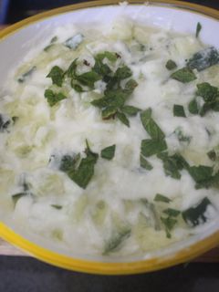Una foto de Ensalada de daditos de pepino y yogurt