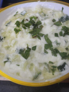 Una foto de Ensalada de daditos de pepino y yogurt