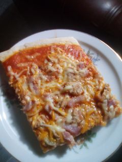 Una foto de Pizza atún y bacón