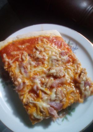 Una foto de Pizza atún y bacón
