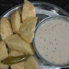 A picture of Fried idli with coconut chutney.