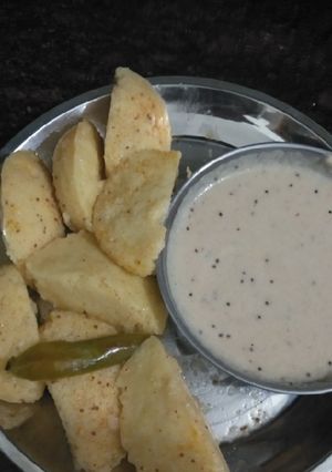 A picture of Fried idli with coconut chutney.
