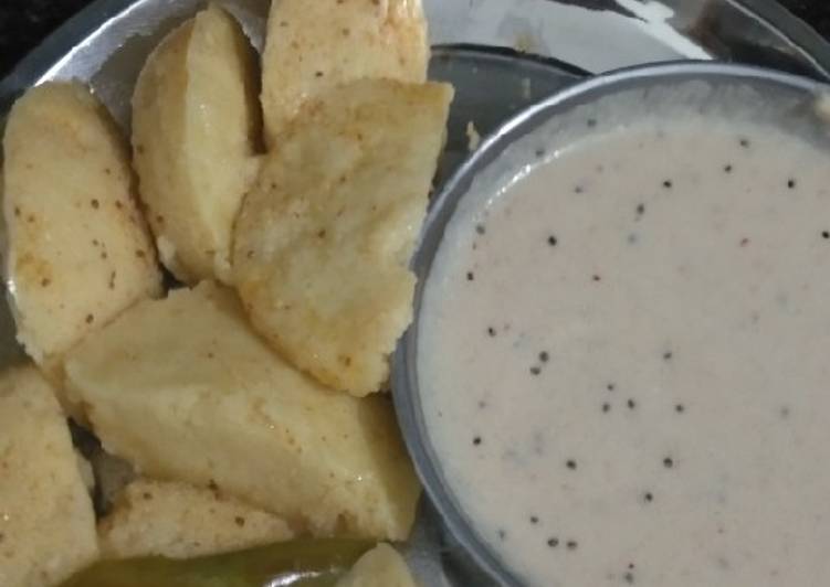 Fried idli with coconut chutney