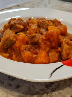 Una foto de Estofado de solomillo de cerdo con boniato y setas
