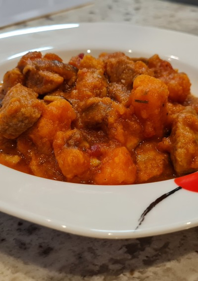 Una foto de Estofado de solomillo de cerdo con boniato y setas