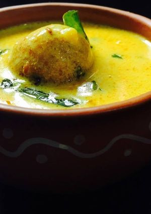 पनीर कोफ्ते दही की ग्रेवी में (Paneer koftas in curd gravy recipe in hindi) रेसिपी मुख्य फोटो