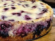 Una foto de postres con moras