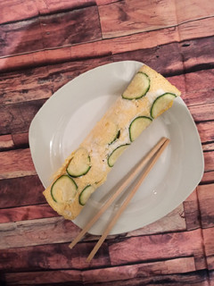 Una foto de Rollo de calabacín estilo sushi