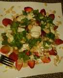 Ensalada de fresas y queso ricotta con aderezo de yogur
