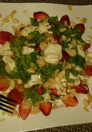 Una foto de Ensalada de fresas y queso ricotta con aderezo de yogur