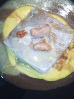 Una foto de Lomos de Bacalao a Baja Temperatura en Crema de Cúrcuma y Trufa en Salsa de P.X. y Pil Pil