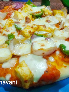 ચીઝ પનીર પીઝા (Cheese Paneer PizZa Recipe in Gujarati) રેસીપી મુખ્ય ફોટો