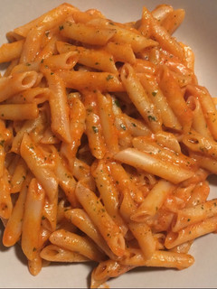 Una foto de Macarrones con tomate, queso y perejil