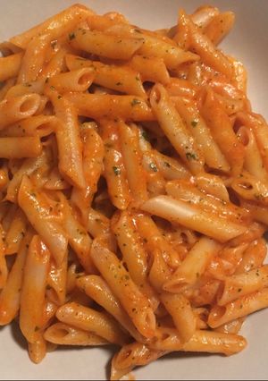 Una foto de Macarrones con tomate, queso y perejil