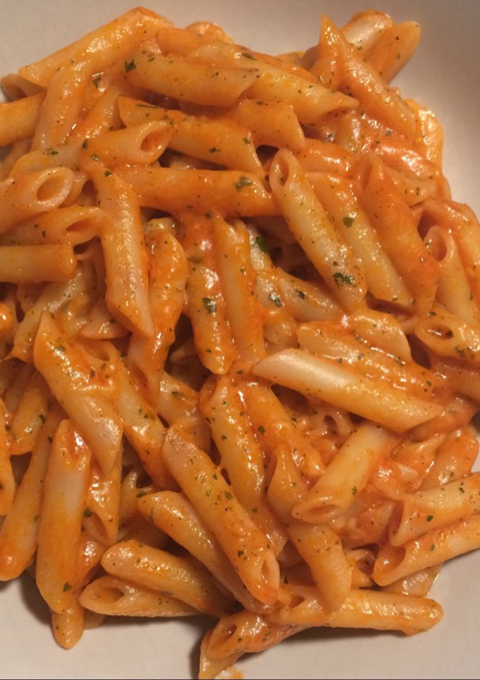 Una foto de Macarrones con tomate, queso y perejil
