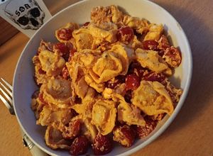 Une photo de Salade tortellini et pesto rouge