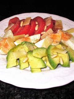 Una foto de Ensalada de aguacate, huevos y tomates