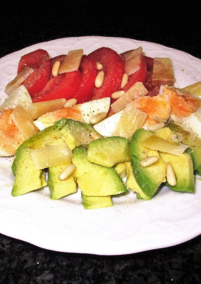 Una foto de Ensalada de aguacate, huevos y tomates