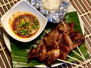 ข้าวเหนียวหมูปิ้งกับน้ำจิ้มแจ่วมะขาม