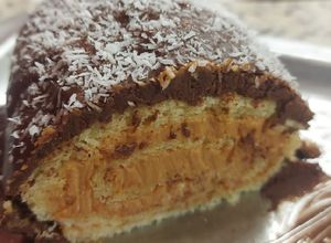 Una foto de Pionono de dulce de leche con chocolate...borracho