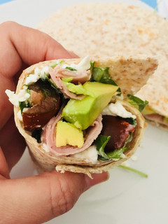 Una foto de Wrap de jamón con aguacate y queso fresco granulado