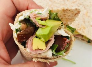 Foto principal de Wrap de jamón con aguacate y queso fresco granulado
