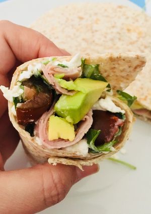 Una foto de Wrap de jamón con aguacate y queso fresco granulado