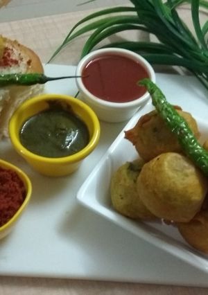 A picture of Vada Pav.