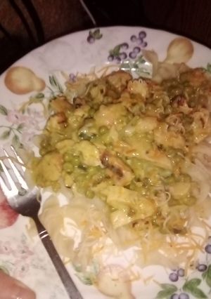 A picture of Creamy chicken over noodles.