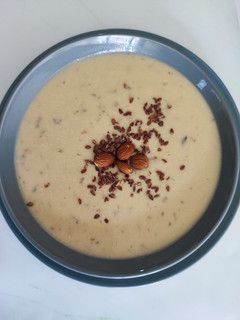 Una foto de Crema de calabacín con queso y almendras