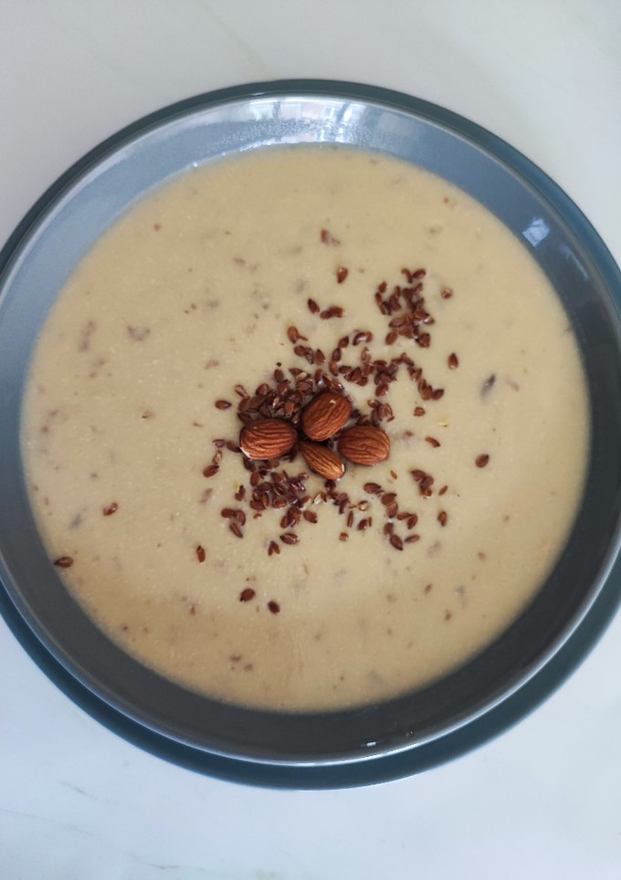 Una foto de Crema de calabacín con queso y almendras
