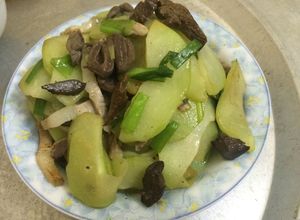 Hình của món Su su xào lòng gà.