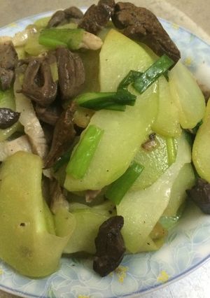 Hình của món Su su xào lòng gà.