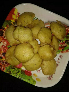 બટાકા ના ભજીયા(Bataka Na Bhajiya Recipe in Gujarati) રેસીપી મુખ્ય ફોટો