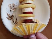 Una foto de banderillas de frutas
