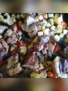 Una foto de Bondiola al horno con vegetales🥔🥕