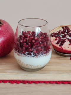 Una foto de Avena remojada en yogur con granada