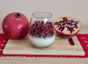 Una foto de Avena remojada en yogur con granada