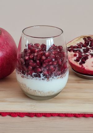 Una foto de Avena remojada en yogur con granada