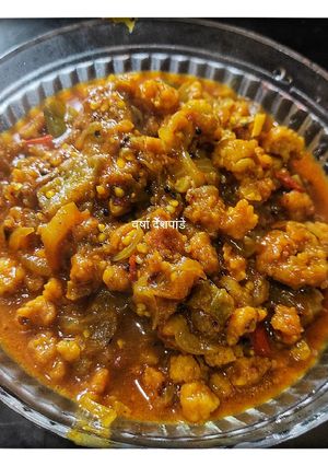 मुगवडी वांगे मिक्स भाजी (Mugvadi Vange Mix Bhaji Recipe In Marathi) रेसिपी चे मुख्य फोटो 