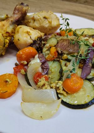 Una foto de Jamoncitos de pollo con verduras