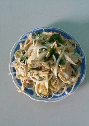 Hình của món Gà xé trộn chay.