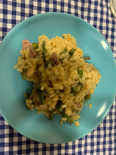 Una foto de Risotto con espárragos, azafrán y pavo