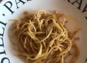 Una foto de Spaghetti con ajo y mantequilla
