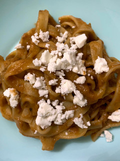 Una foto de Fettuccine con salsa de verduras y feta